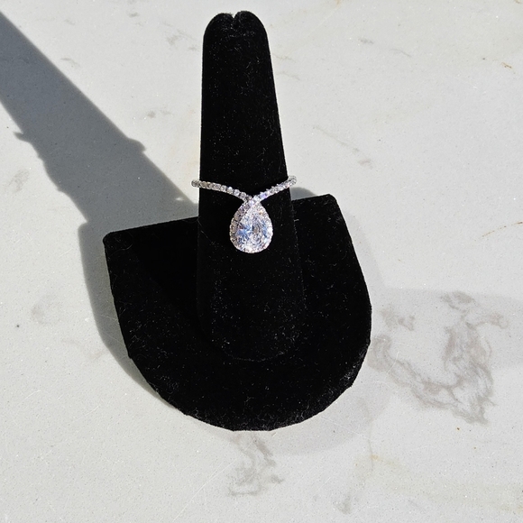 Elegant Silver Ring with Timeless Charm - Picture 5 of 12